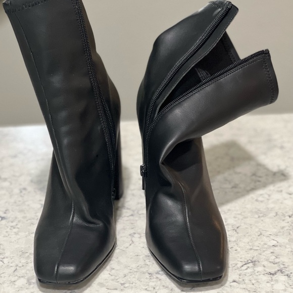 Steve Madden soft beautiful black side zip boot. - Picture 10 of 10